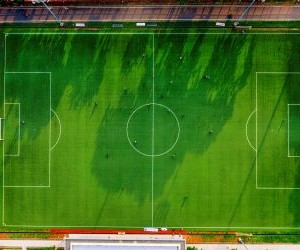 Parier sur le football allie la passion du jeu à l'adrénaline de l'expérience. Cela permet aux supporters de vivre chaque match plus intensément, d'analyser les tactiques, les résultats et les performances, tout en profitant d'une expérience mêlant stratégie, divertissement et adrénaline. De plus, cela dynamise l'activité économique et renforce le lien entre le sport et ses supporters.Pariez avec passion, mais toujours de manière responsable.