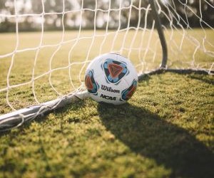 Parier sur le football allie la passion du jeu à l'adrénaline de l'expérience. Cela permet aux supporters de vivre chaque match plus intensément, d'analyser les tactiques, les résultats et les performances, tout en profitant d'une expérience mêlant stratégie, divertissement et adrénaline. De plus, cela dynamise l'activité économique et renforce le lien entre le sport et ses supporters.Pariez avec passion, mais toujours de manière responsable.