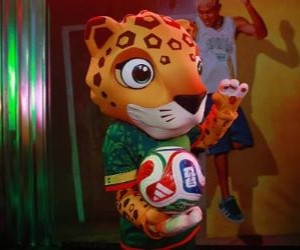 Le monde du football est en ébullition. La Coupe du Monde 2026 approche à grands pas et les équipes nationales se disputent une place dans le plus grand tournoi mondial, où chaque match forge les rêves et les espoirs de millions de supporters.Avec trois pays hôtes – les États-Unis, le Mexique et le Canada – cette édition promet d'être historique : plus d'équipes, plus de buts et une expérience planétaire unique. Les entraîneurs peaufinent leurs stratégies et les joueurs se battent pour décrocher leur billet pour le tournoi le plus attendu.Le compte à rebours est lancé. Le coup d'envoi est imminent et le monde entier retient son souffle, impatient d'assister au début d'une nouvelle ère.La Coupe du Monde est presque là… et la passion est palpable.