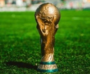 Le monde du football est en ébullition. La Coupe du Monde 2026 approche à grands pas et les équipes nationales se disputent une place dans le plus grand tournoi mondial, où chaque match forge les rêves et les espoirs de millions de supporters.Avec trois pays hôtes – les États-Unis, le Mexique et le Canada – cette édition promet d'être historique : plus d'équipes, plus de buts et une expérience planétaire unique. Les entraîneurs peaufinent leurs stratégies et les joueurs se battent pour décrocher leur billet pour le tournoi le plus attendu.Le compte à rebours est lancé. Le coup d'envoi est imminent et le monde entier retient son souffle, impatient d'assister au début d'une nouvelle ère.La Coupe du Monde est presque là… et la passion est palpable.