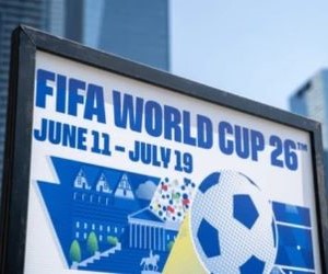 Le monde du football est en ébullition. La Coupe du Monde 2026 approche à grands pas et les équipes nationales se disputent une place dans le plus grand tournoi mondial, où chaque match forge les rêves et les espoirs de millions de supporters.Avec trois pays hôtes – les États-Unis, le Mexique et le Canada – cette édition promet d'être historique : plus d'équipes, plus de buts et une expérience planétaire unique. Les entraîneurs peaufinent leurs stratégies et les joueurs se battent pour décrocher leur billet pour le tournoi le plus attendu.Le compte à rebours est lancé. Le coup d'envoi est imminent et le monde entier retient son souffle, impatient d'assister au début d'une nouvelle ère.La Coupe du Monde est presque là… et la passion est palpable.