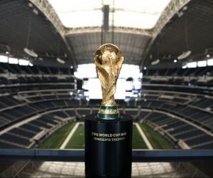  La passion du football dépasse largement les 90 minutes. C'est une émotion, une identité, un sentiment. Elle unit les générations, transcende les frontières et transforme chaque but en une fête collective. Sur tous les terrains, des plus grands stades aux plus modestes, le même cœur bat : celui de l'amour du jeu.Le football n'est pas qu'un simple jeu ; il est vécu, ressenti et partagé. Car derrière chaque maillot, chaque chant, chaque regard levé vers le ciel, se cachent une histoire, un rêve et une passion inextinguible.