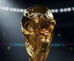 Le monde du football est en ébullition. La Coupe du Monde 2026 approche à grands pas et les équipes nationales se disputent une place dans le plus grand tournoi mondial, où chaque match forge les rêves et les espoirs de millions de supporters.Avec trois pays hôtes – les États-Unis, le Mexique et le Canada – cette édition promet d'être historique : plus d'équipes, plus de buts et une expérience planétaire unique. Les entraîneurs peaufinent leurs stratégies et les joueurs se battent pour décrocher leur billet pour le tournoi le plus attendu.Le compte à rebours est lancé. Le coup d'envoi est imminent et le monde entier retient son souffle, impatient d'assister au début d'une nouvelle ère.La Coupe du Monde est presque là… et la passion est palpable.